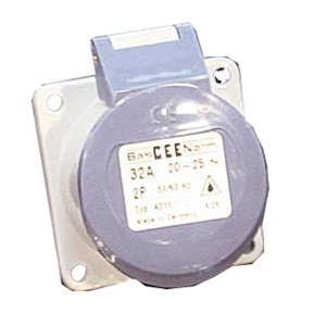 Csatlakozóaljzat beépíthető, legfeljebb 24 V / 32 A – Maximum 24 V, 32 A