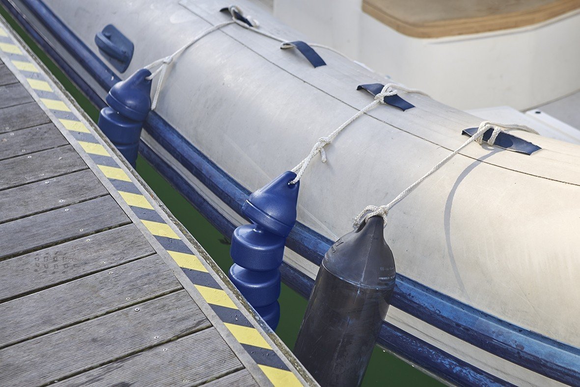 Plastimo csuklós gumicsónak fender, 12 × 48 cm, fehér